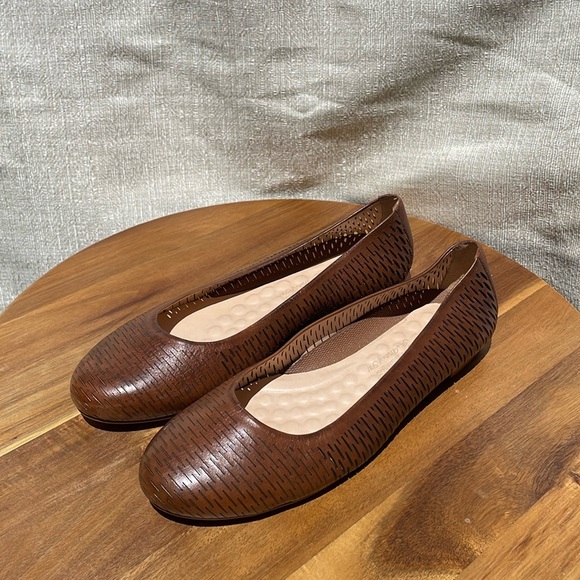 Walking Cradles Blaire Brown Perforated Leather Slip On Ballet Flats Size 9 Wide - Picture 1 of 10